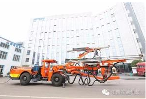 西部中大集團(tuán)引進(jìn)鑫通雙臂帶吊籃鑿巖臺(tái)車 助力公路、隧道建設(shè) 江西鑫通機(jī)械