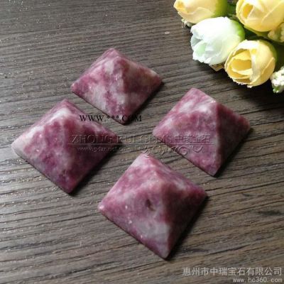 供應天然鋰云母金字塔鎮(zhèn)宅辟邪吉祥物 鱗云母風水擺件飾品 30*30*20MM