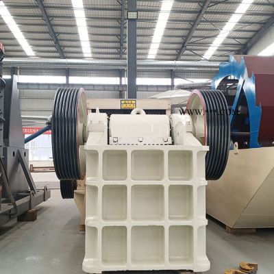 移動(dòng)式玄武巖螢石破碎機(jī) 石料粗破顎式破碎機(jī) 小型鄂式破碎機(jī) 移動(dòng)式碎石機(jī) 昆明金馬機(jī)械