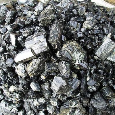 供應(yīng)電氣石廠家 新疆電氣石 電氣石顆粒 1-10cm單晶電氣石