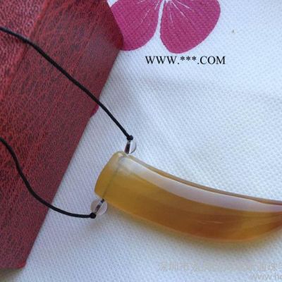 牛角形原色瑪瑙吊墜男女同款天然瑪瑙吊墜個(gè)性時(shí)尚潮男吊墜