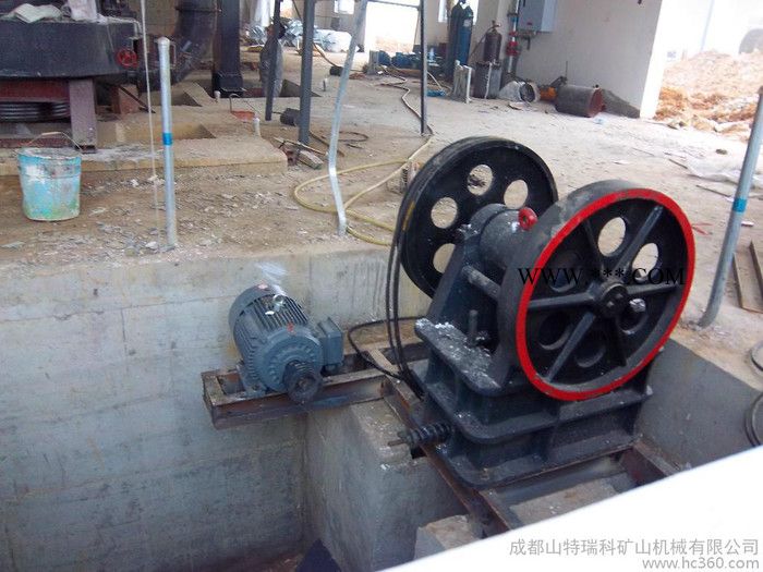 國(guó)際**普遍使用的破碎機(jī)-顎式破碎機(jī)，破碎比大、粒度均勻、結(jié)構(gòu)簡(jiǎn)單、維修方便