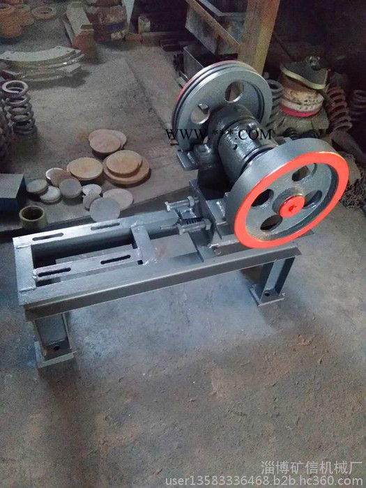 山東淄博礦山設(shè)備廠家供應(yīng)PE-60X100實(shí)驗(yàn)室小型顎式破碎機(jī)PE-100X150化驗(yàn)室專用鄂式破碎機(jī)帶護(hù)罩支架料斗